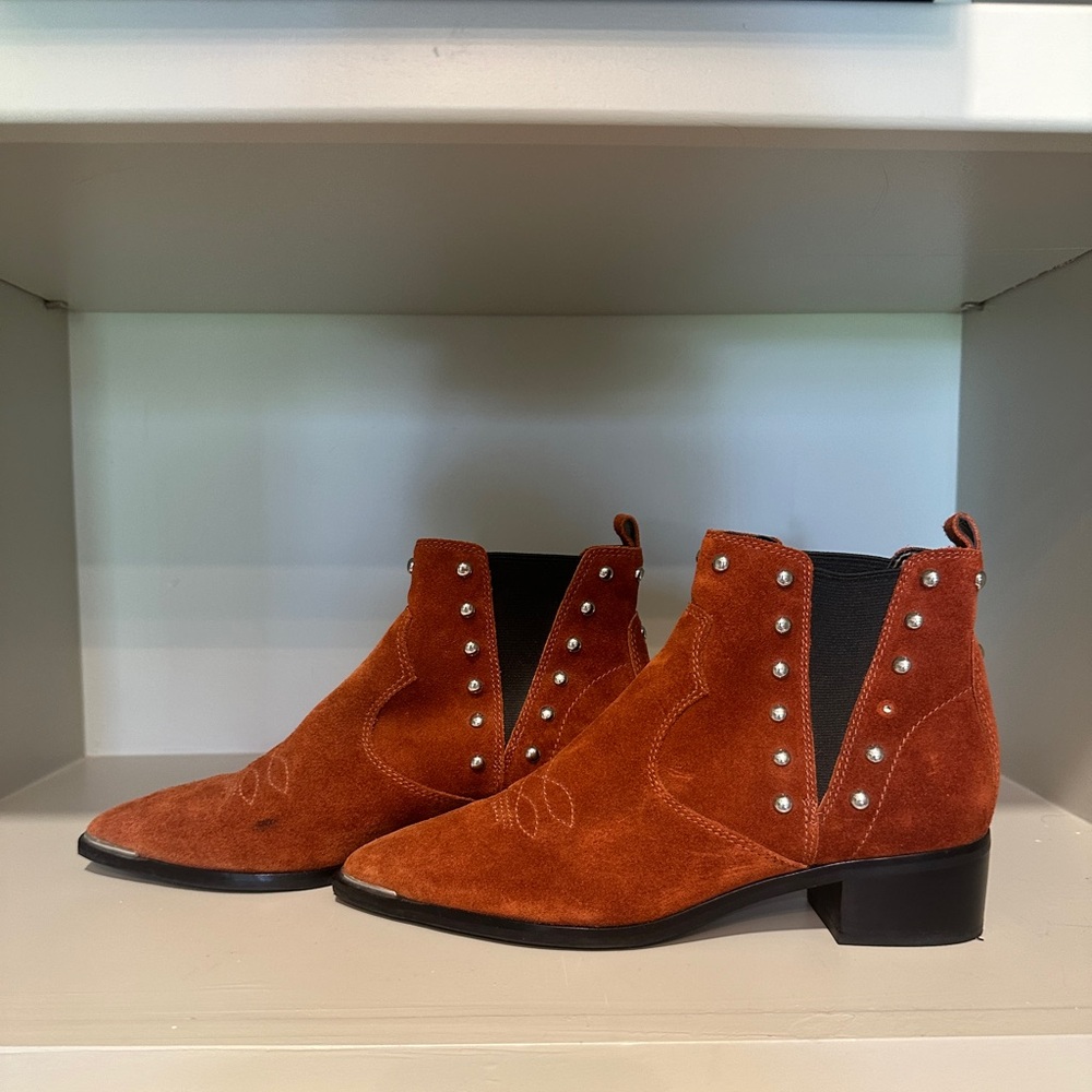 Marc Fisher LTD women’s Yale pointy toe suede reddish brown Chelsea bootie